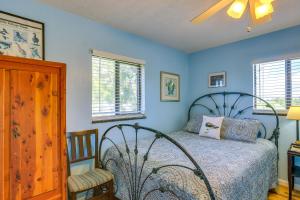 Postelja oz. postelje v sobi nastanitve Waterfront Cedar Key Duplex Home Grill and Dock!