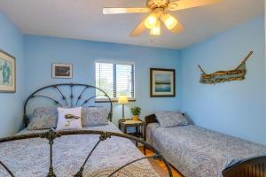 Giường trong phòng chung tại Waterfront Cedar Key Duplex Home with Private Dock!