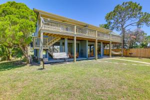 Vrt pred nastanitvijo Waterfront Cedar Key Duplex Home Grill and Dock!
