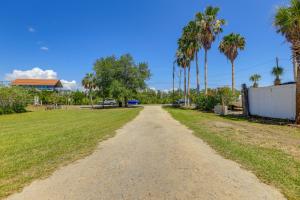 Fotografija v galeriji nastanitve Waterfront Cedar Key Duplex Home Grill and Dock! v mestu Cedar Key