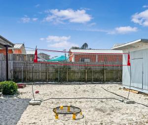 um quintal com uma cerca e um trampolim em Fenced House Beach Walk Sleeps 16 near St Andrew Park - Schooners em Panama City Beach