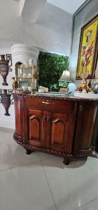 um armário de madeira num quarto com um espelho em Hotel Cana Palma Zona Colonial em Santo Domingo