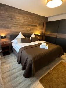 - une chambre avec un grand lit dans l'établissement Rheinblick Appartements, à Remagen