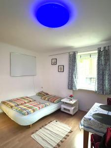 מיטה או מיטות בחדר ב-Niklasdorf Bergblick/Erholung