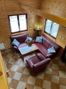ein Wohnzimmer mit einem Sofa und einem Tisch in der Unterkunft Roby 45 in Mrzeżyno
