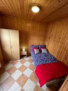 ein Schlafzimmer mit einem Bett in einem Holzzimmer in der Unterkunft Roby 45 in Mrzeżyno