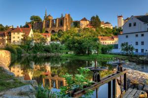 a view of a river with a castle in the background at KorniApartment Zentrum 2 Schlafzimmer Stellplatz in Bautzen