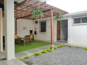 sala de estar con patio con mesa y sillas en Blue Moon Hostel, en Antigua Guatemala