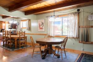 una sala da pranzo con tavolo e sedie in legno di Fern Grove - Hot Tub, Pet Friendly, Walk to Lake! a Tahoe City