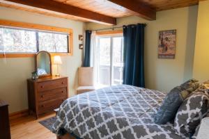 una camera da letto con un letto e una finestra di Fern Grove - Hot Tub, Pet Friendly, Walk to Lake! a Tahoe City