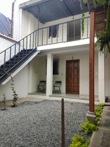 une maison avec un escalier et une porte dans l'établissement Blue Moon Hostel, à Antigua Guatemala
