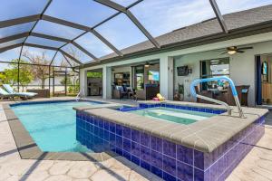 een zwembad met blauwe tegels in een huis bij Serene Canal Views, Paddle Board, Bicycles, Heated Pool and Spa - Villa The Great Escape in Cape Coral