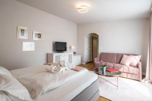 Telewizja i/lub zestaw kina domowego w obiekcie Hotel Sonnalm - SPA,Idyll,Dining