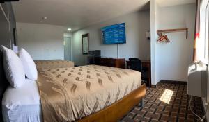um quarto de hotel com uma cama e uma secretária em Americas Best Value Inn and Suites Albemarle em Albemarle