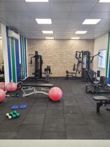 un gimnasio con un montón de equipos de ejercicio en el suelo en Hotel Panamby São Paulo, en São Paulo