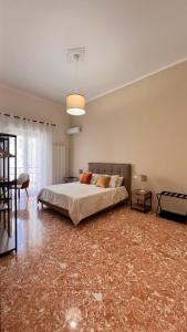 een grote slaapkamer met een bed en een tafel bij Kasa Stabile in Palermo