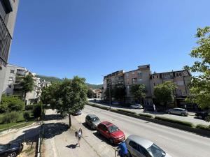 une rue avec des voitures garées sur le côté de la route dans l'établissement Paradiso Apartments, à Ohrid