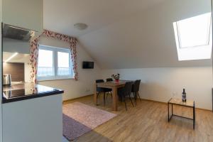 Televízia a/alebo spoločenská miestnosť v ubytovaní Apartmány Kohoutek a Slepička v Novohradských horách
