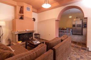 - un salon avec un canapé et une cheminée dans l'établissement Villa Araxovoli, à Paleóchora