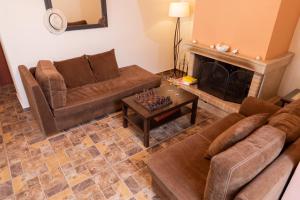 - un salon avec un canapé et une cheminée dans l'établissement Villa Araxovoli, à Paleóchora