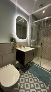 a bathroom with a toilet and a sink and a shower at London Inn in Braunton