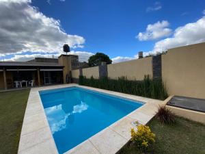 a swimming pool in the yard of a house at El Quincho in Lobos