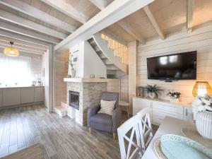 ein Wohnzimmer mit Kamin und Fernseher in der Unterkunft LaSpokój in Siemiatycze