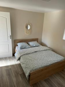 kaon nil في غيرزا: غرفة نوم مع سرير ومرآة على الحائط
