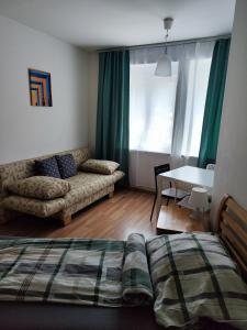 um quarto com uma cama, um sofá e uma mesa em Hostel&ApartServices Viennna The Tidy Apartment em Viena