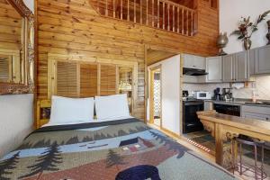 a bedroom with a bed in a log cabin at Kings Run Relaxation in Kings Beach