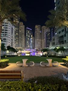ドバイにあるGolden Hour Marina Viewの夜のベンチと街