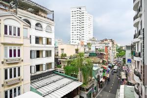 une vue sur une rue de la ville avec des bâtiments dans l'établissement Ha Vy Hotel, à Hô-Chi-Minh-Ville
