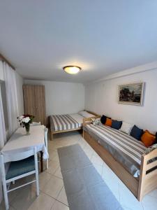 Postel nebo postele na pokoji v ubytování Sunset House Apartments & Rooms