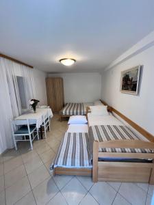 Postel nebo postele na pokoji v ubytování Sunset House Apartments & Rooms