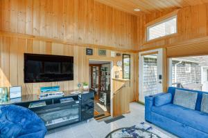 Winter HarborにあるSteps to Arcadia NP - Spacious Winter Harbor Home!の青いソファとテレビのあるリビングルーム
