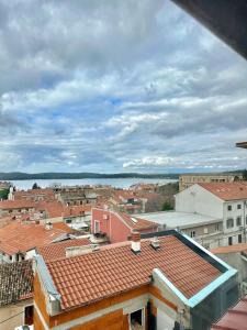 Vista ariale di una città con tetti e una cassa d'acqua di Crolivia Apartments near Arena, center of Pula a Pola (Pula)