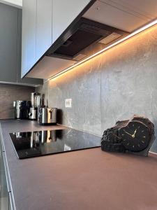 a clock sitting on a counter in a kitchen at Lumi Residence Apartment 2 in Sarandë