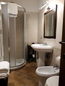 a bathroom with a sink and a shower and a toilet at Agriturismo Casale Tozzetti in Norcia