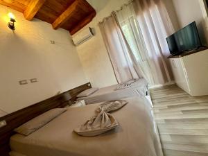 - une chambre d'hôtel avec 2 lits avec des chaussures dans l'établissement CasaDolceCasa, à Shkodër