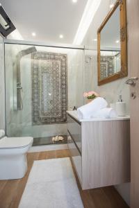 La salle de bains est pourvue d'une douche, de toilettes et d'un lavabo. dans l'établissement Menemar Suite & Apt, By IdealStay Experience, à Agios Nikolaos