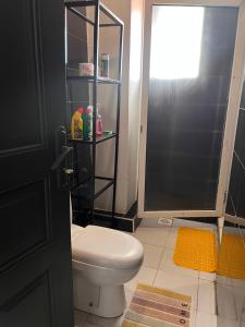 Ένα μπάνιο στο Rutuha Homes 2