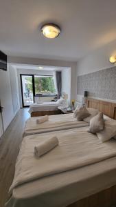 Postel nebo postele na pokoji v ubytování M7 Villa Bed& Bistro