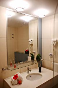 a bathroom with a sink and a large mirror at Mi Casa és Su Casa in Prainha +50 photos