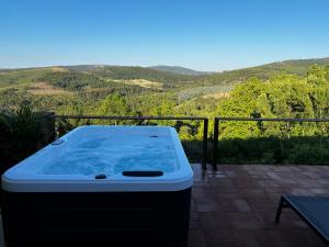 un bain à remous sur une terrasse avec vue dans l'établissement Quinta do Barrieiro - Art Selection by Maria Leal da Costa, à Marvão