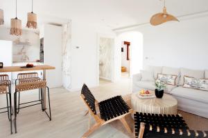 a living room with a white couch and a table at Tu refugio junto al mar te espera in Elejalde