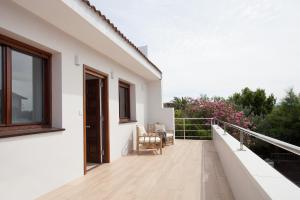 a white house with a balcony with a window at Tu refugio junto al mar te espera in Elejalde