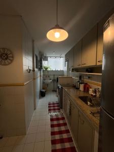 cocina con fregadero y encimera en Apartamento Aconchegante na Zona Sul, Botafogo Rj en Río de Janeiro
