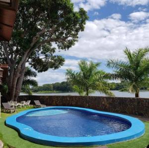 einen Pool mit Blick auf das Wasser in der Unterkunft Hotel El Reith Lake in Granada