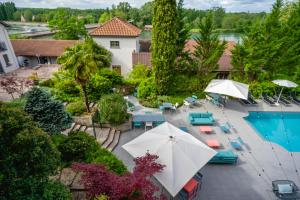 Bazén v ubytování Best Western Bridge Hotel Lyon East nebo v jeho okolí