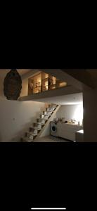 una cocina con microondas y vistas a una escalera. en Suite Bergame en Caluire-et-Cuire